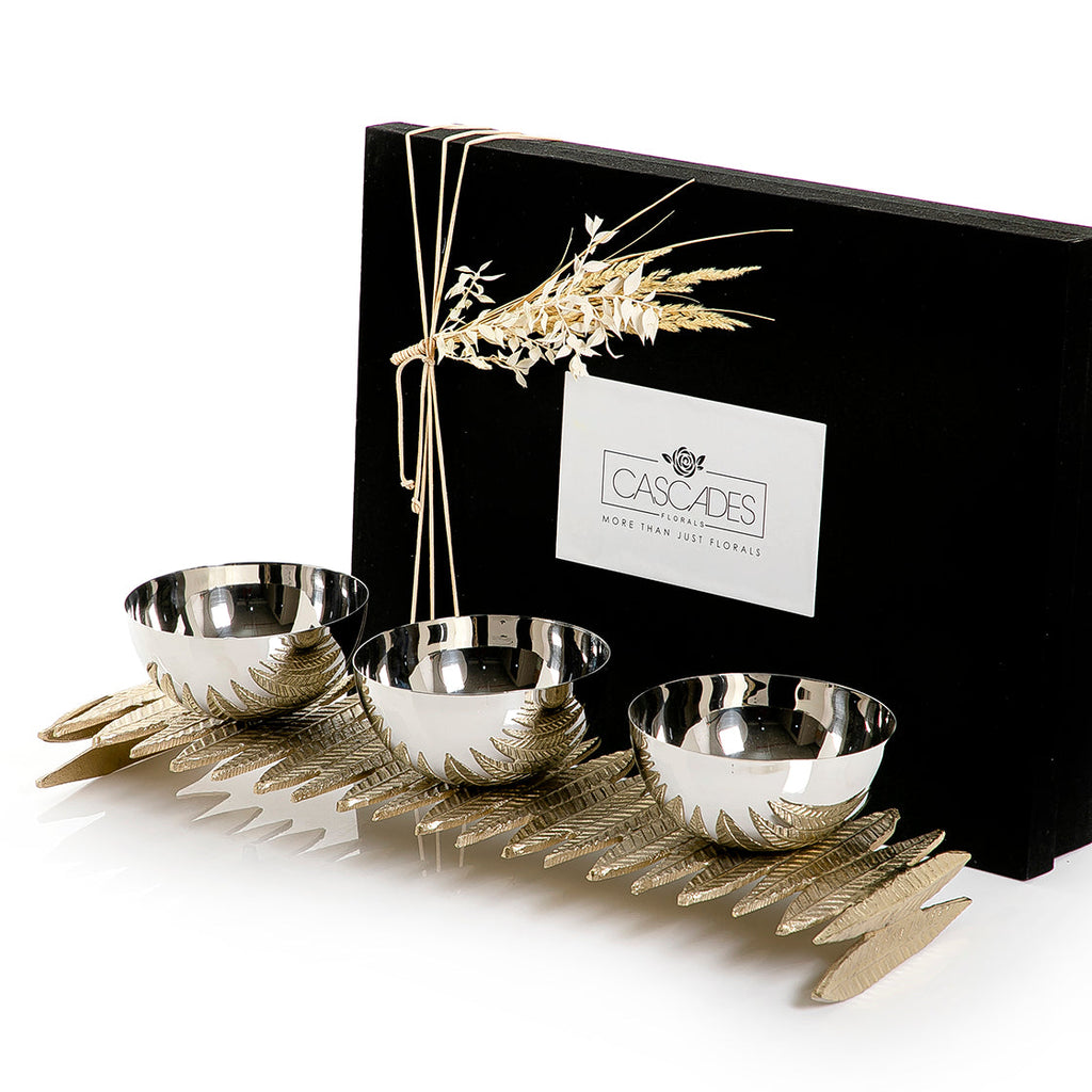 Bowls stand with gift box