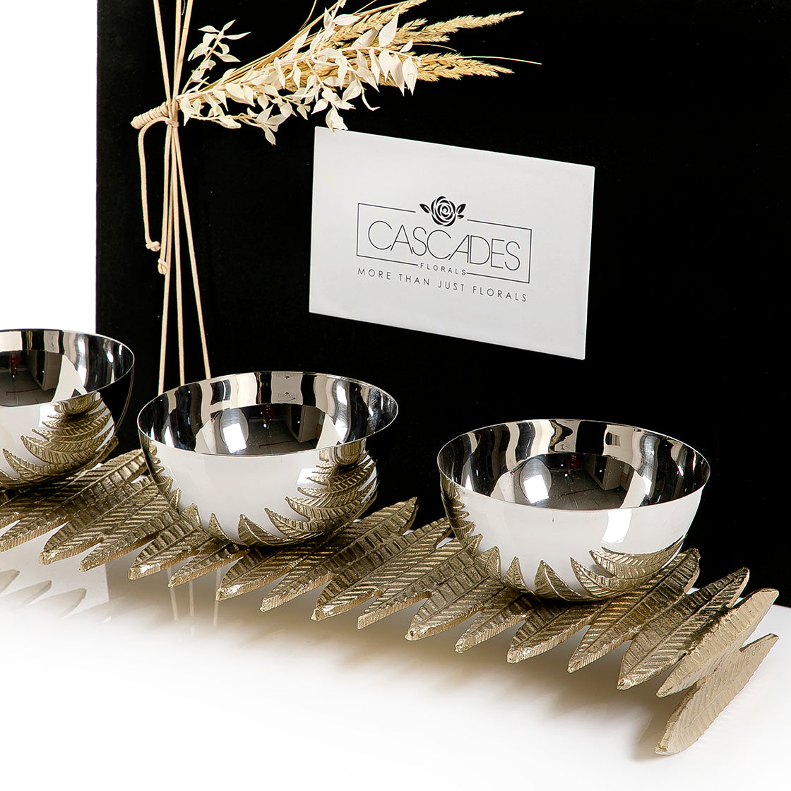 Bowls stand with gift box