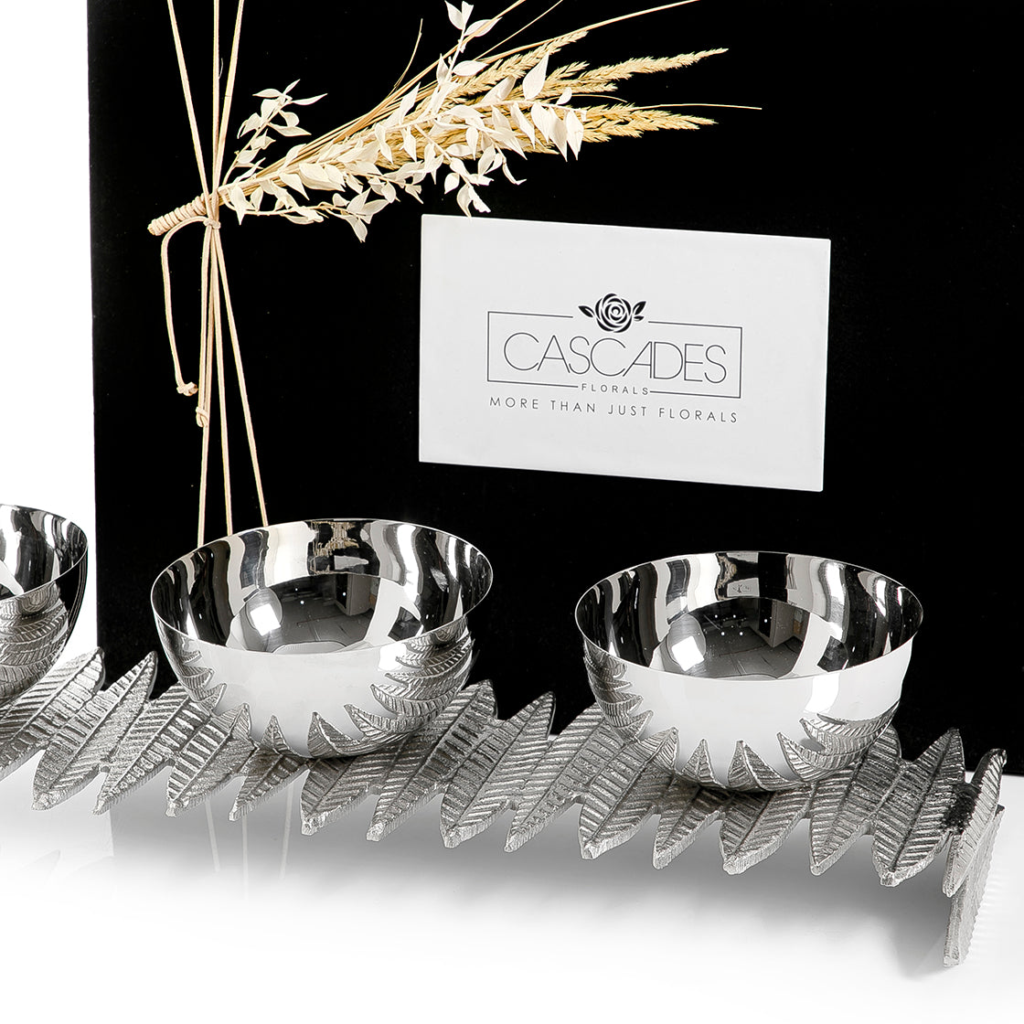 Bowls stand with gift box