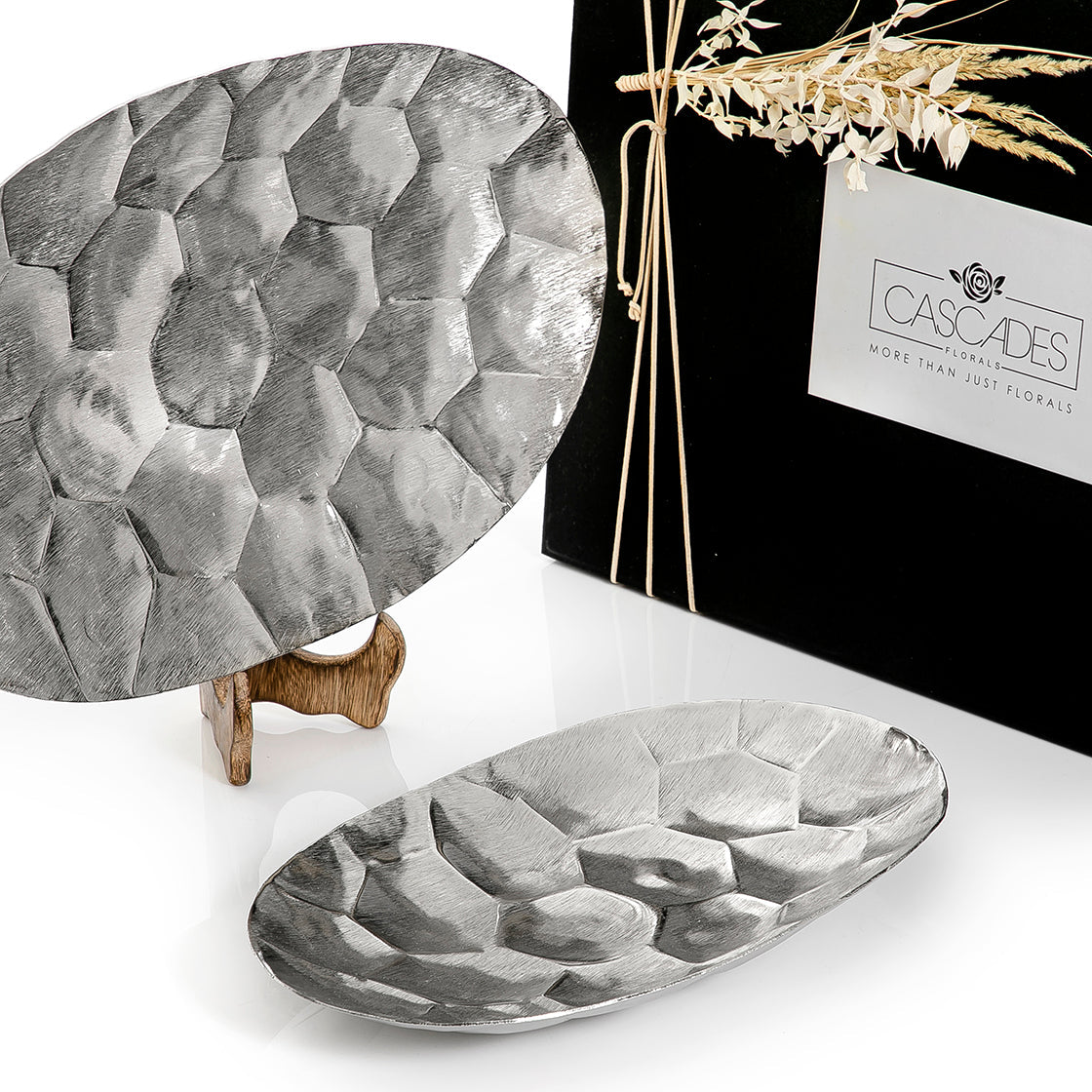 Set of 2 metal trays with gift box