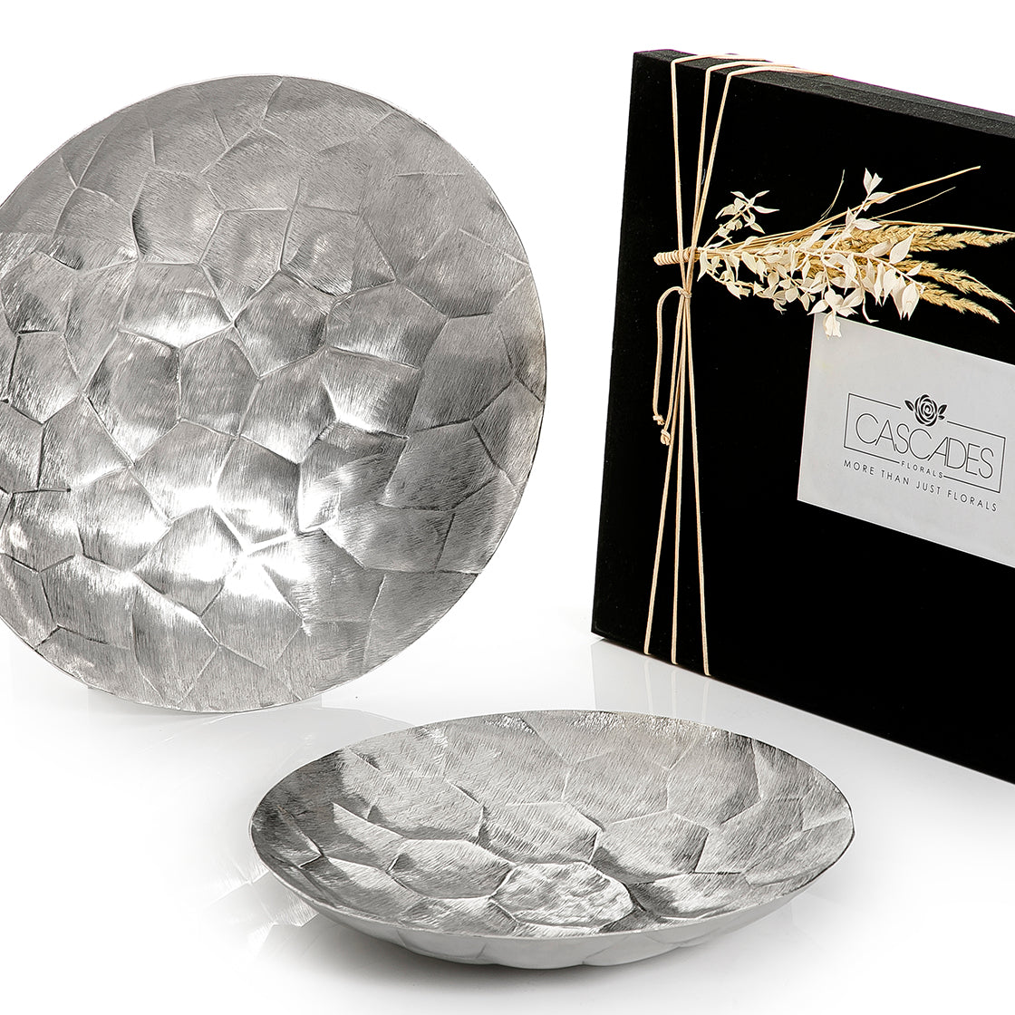 Set of 2 metal trays with gift box