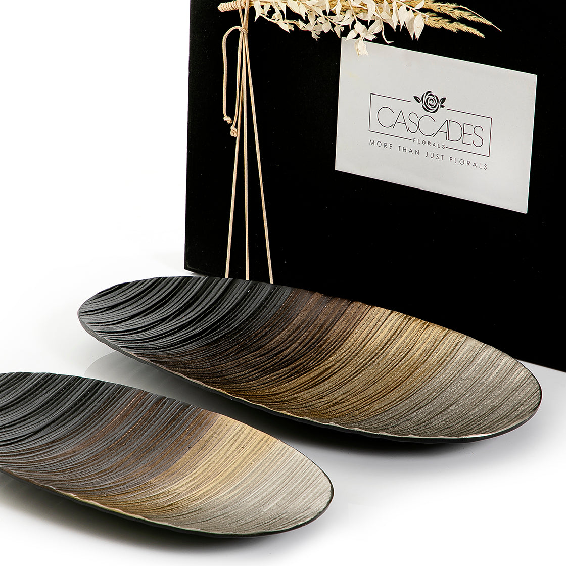 Set of 2 metal trays with gift box