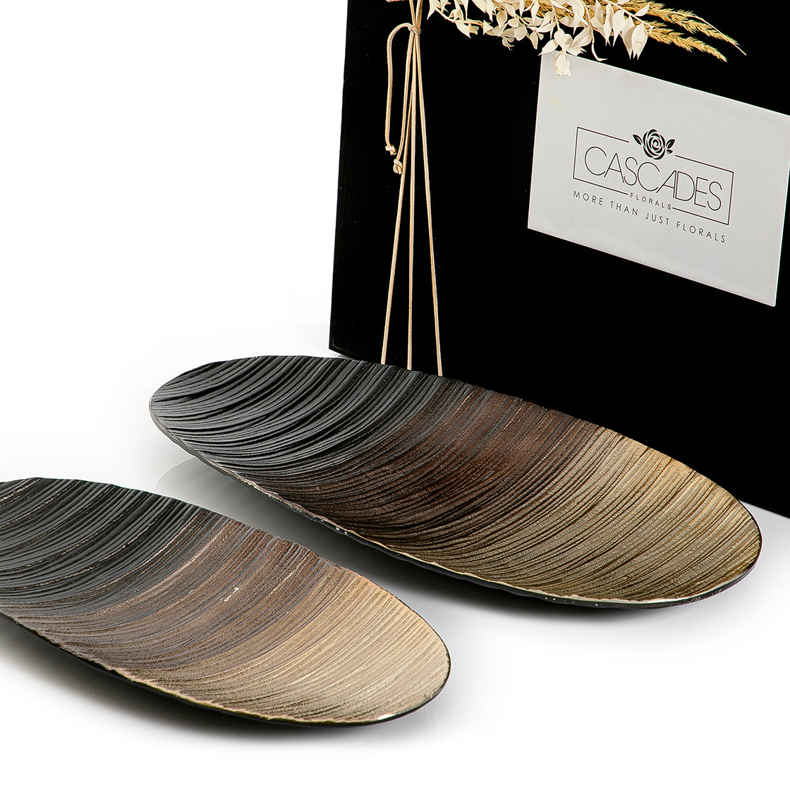 Set of 2 metal trays with gift box