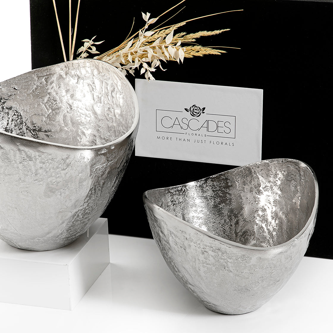 Set of 2 metal bowls with gift box