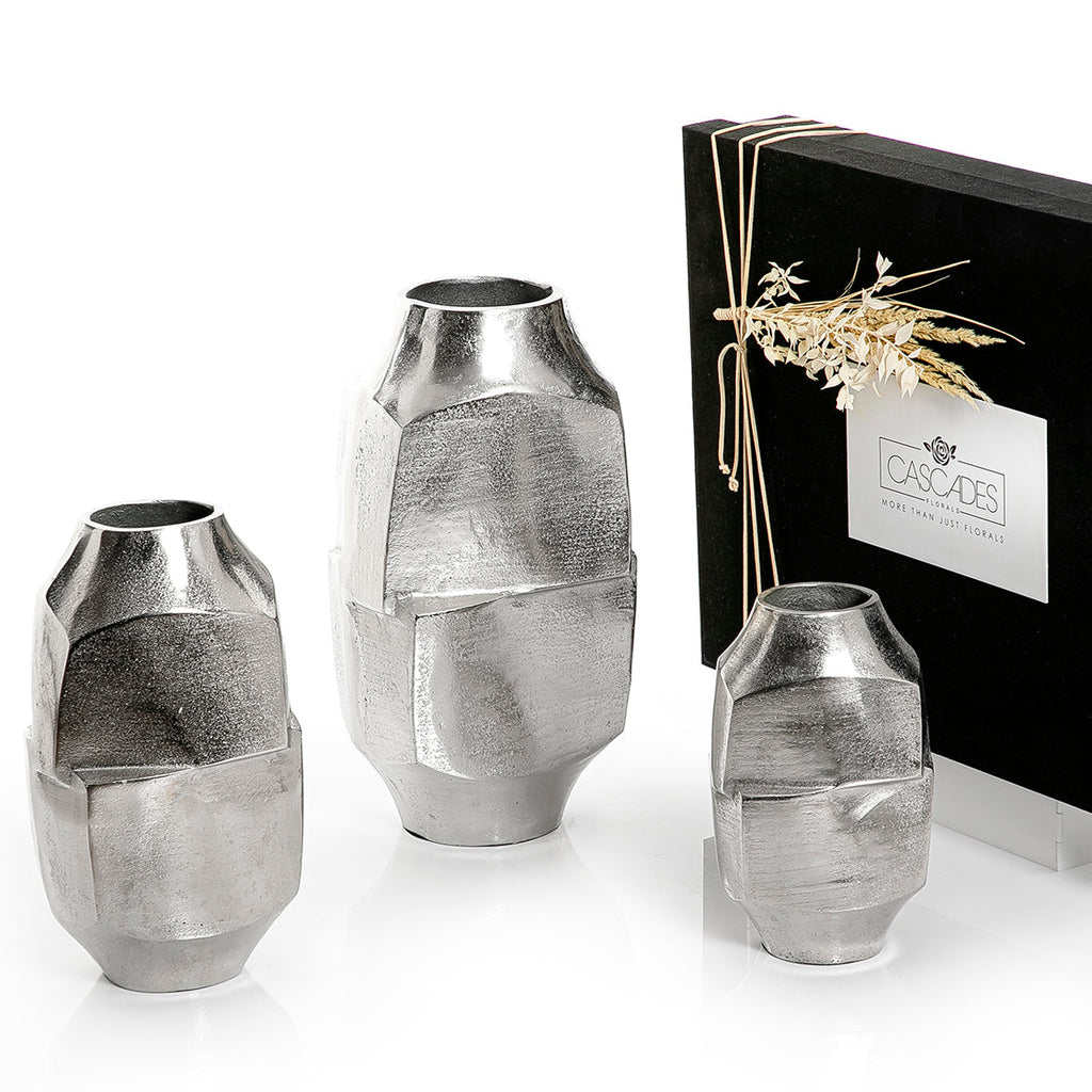 Set of 3 metal vases with gift box