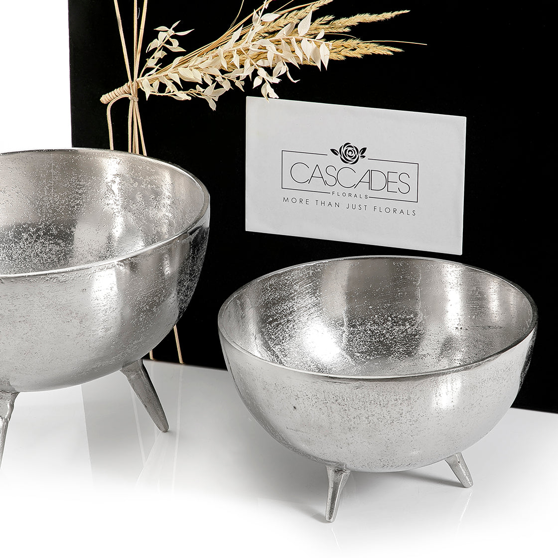 Set of 2 metal bowls with gift box