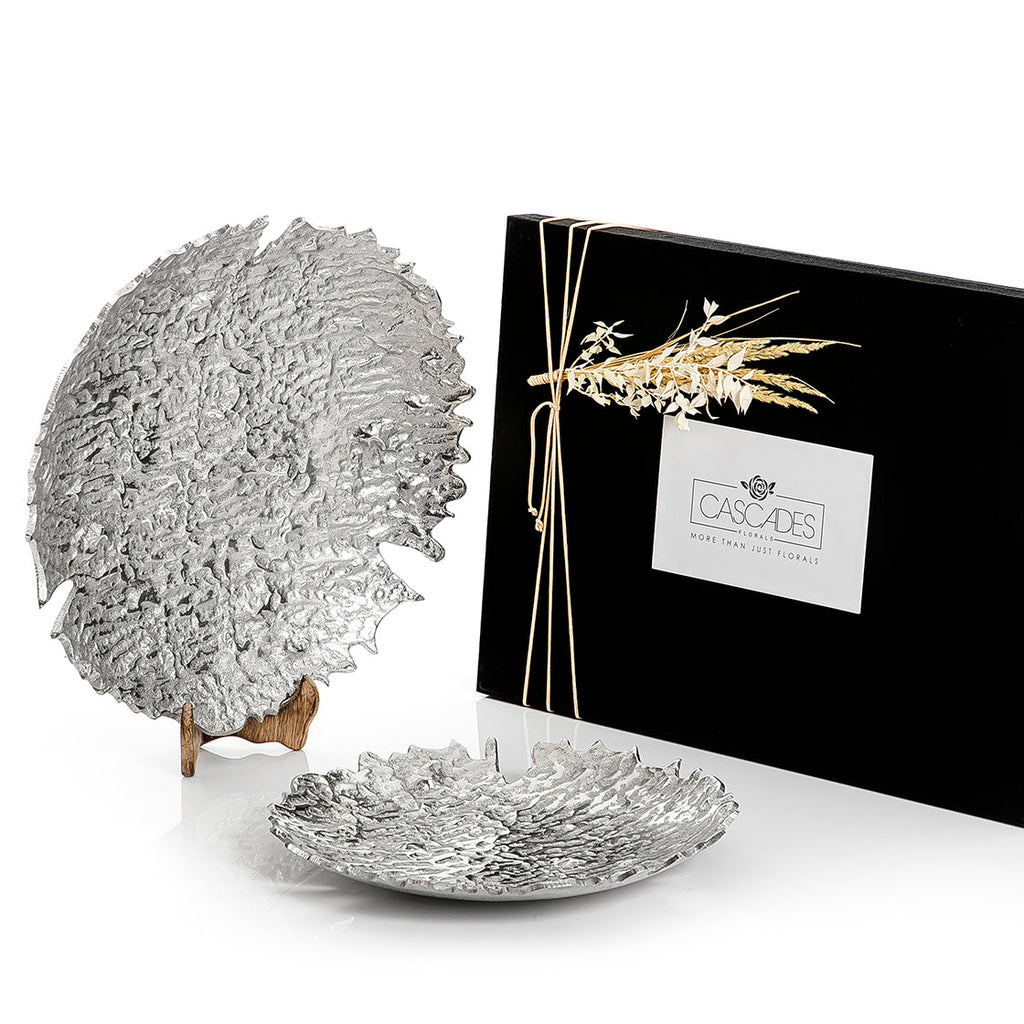 Set of 2 metal trays with gift box