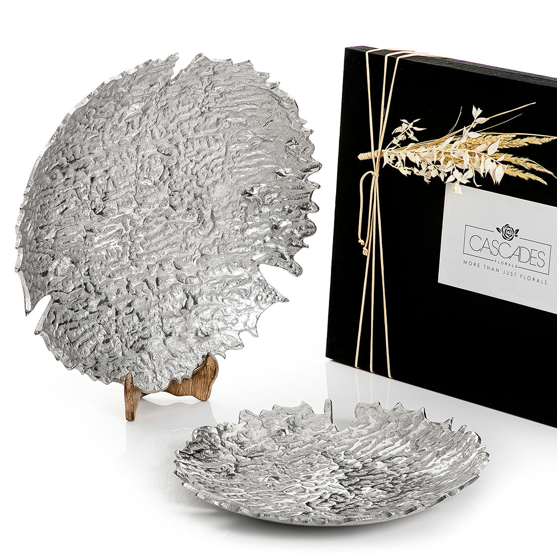 Set of 2 metal trays with gift box