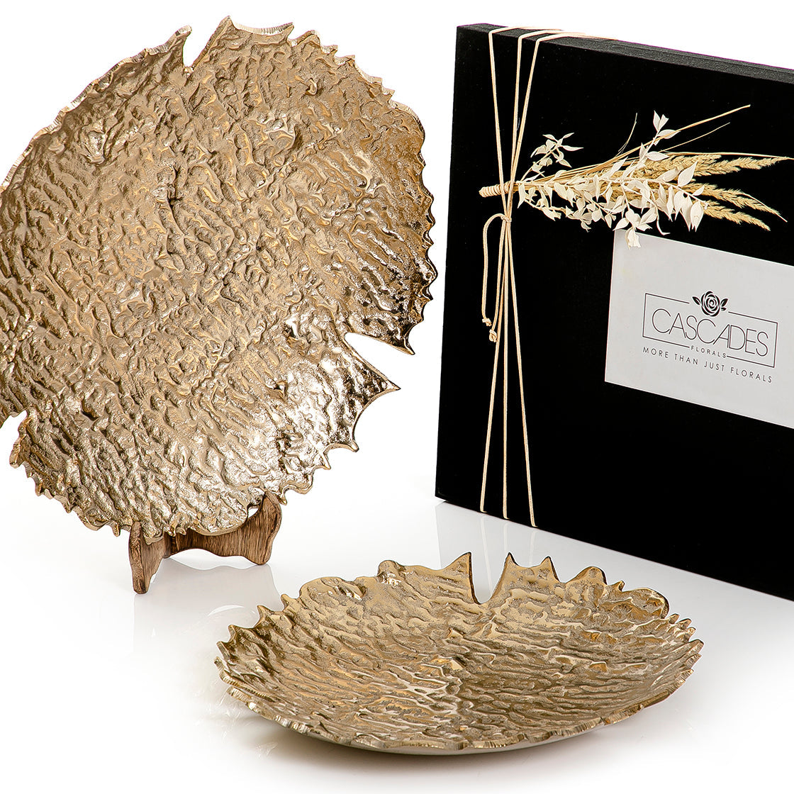 Set of 2 metal trays with gift box