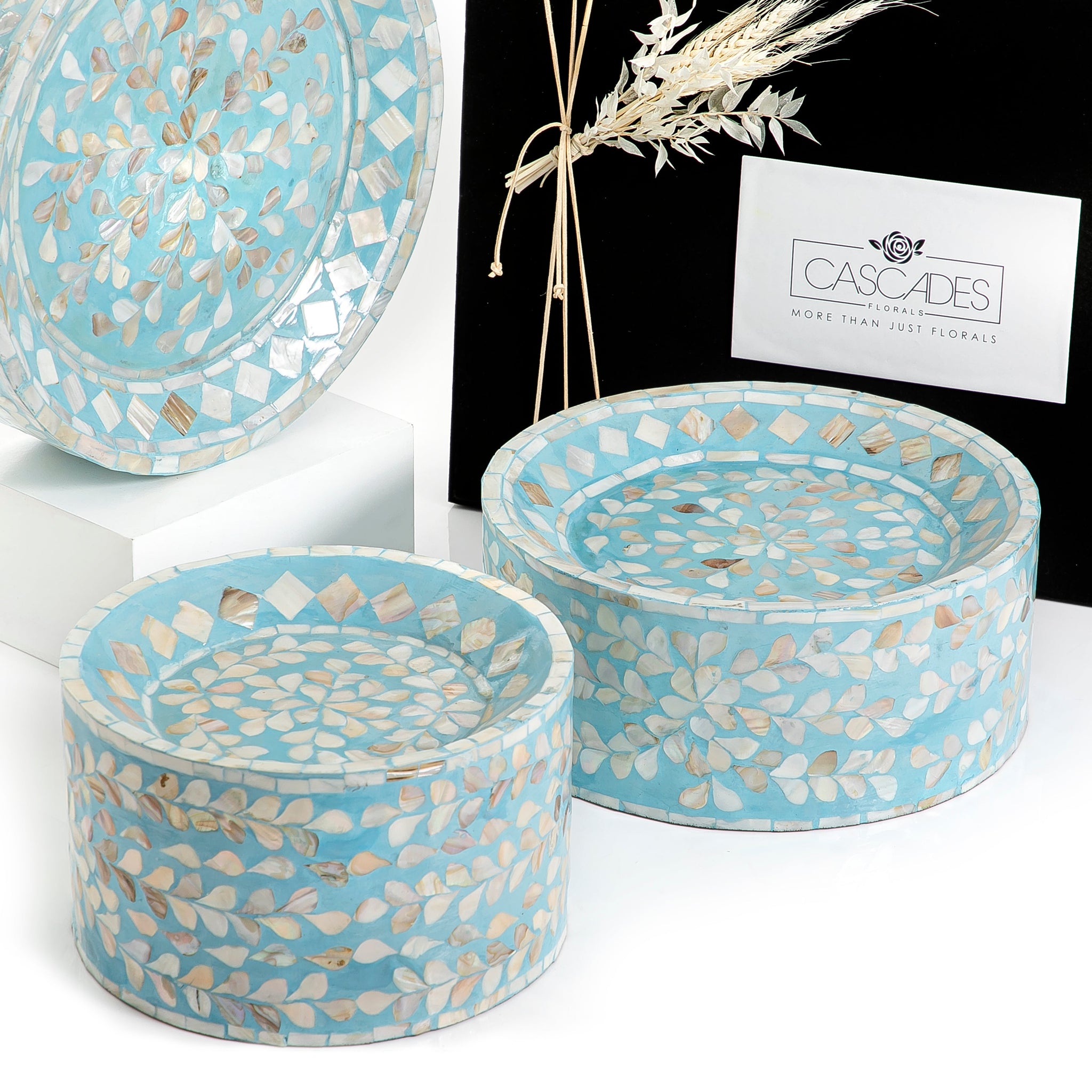 Set of 3 mother of pearl stands with gift box