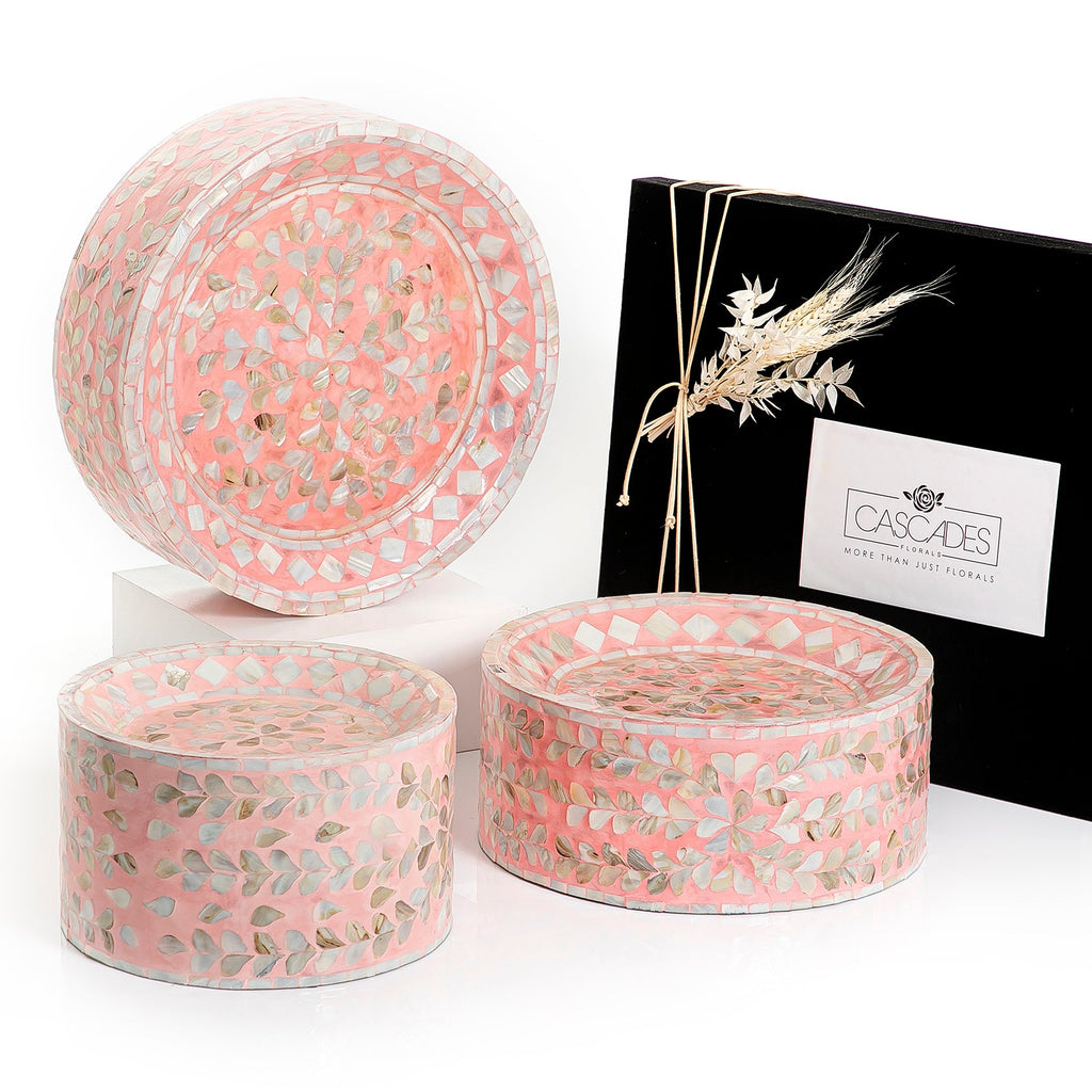 Set of 3 mother of pearl stands with gift box