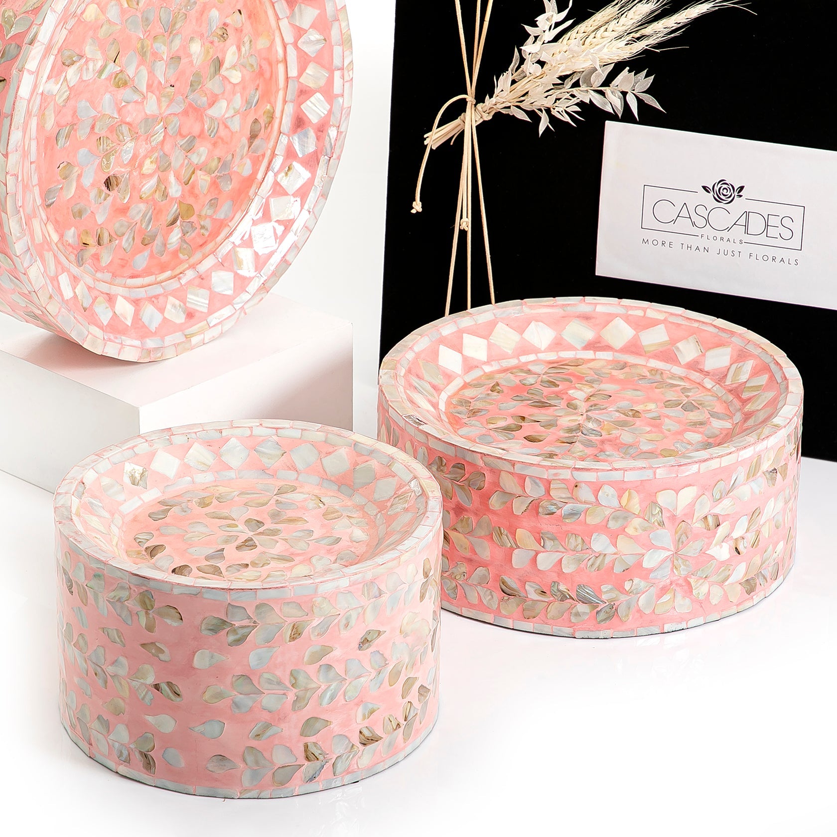 Set of 3 mother of pearl stands with gift box