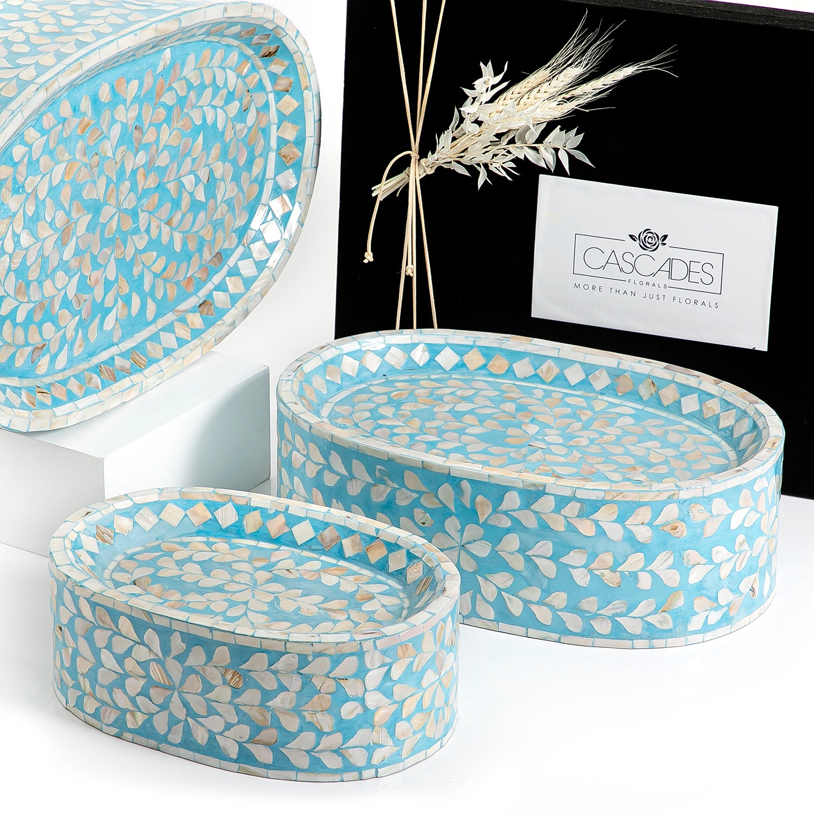 Set of 3 mother of pearl stands with gift box