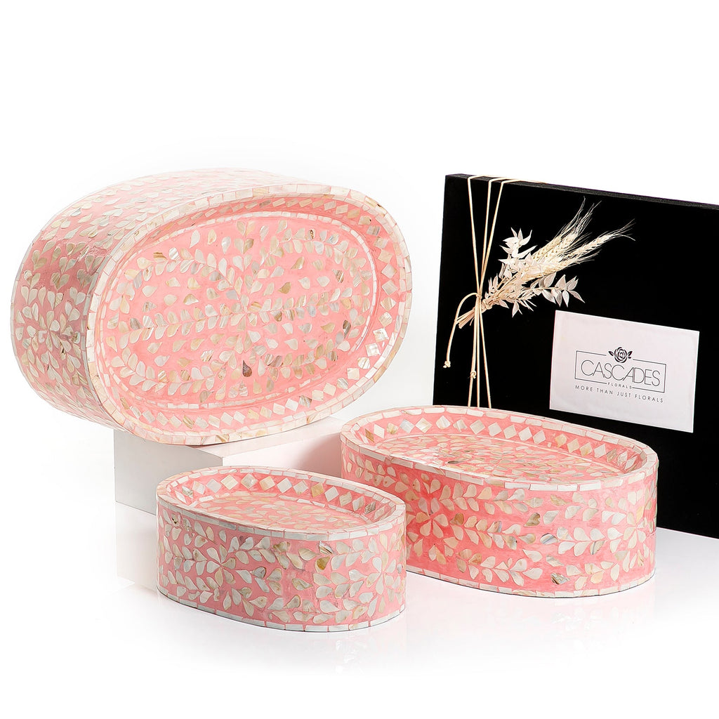 Set of 3 mother of pearl stands with gift box