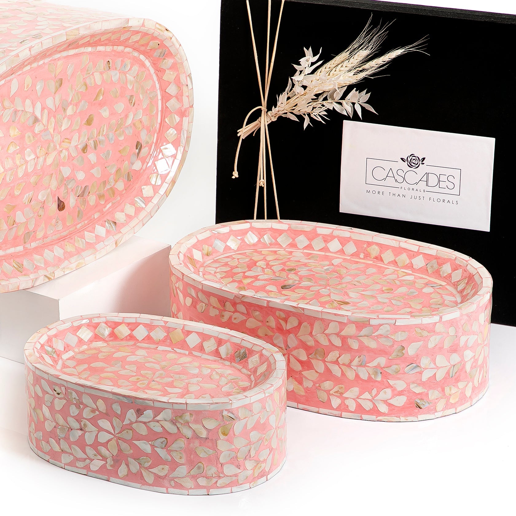 Set of 3 mother of pearl stands with gift box