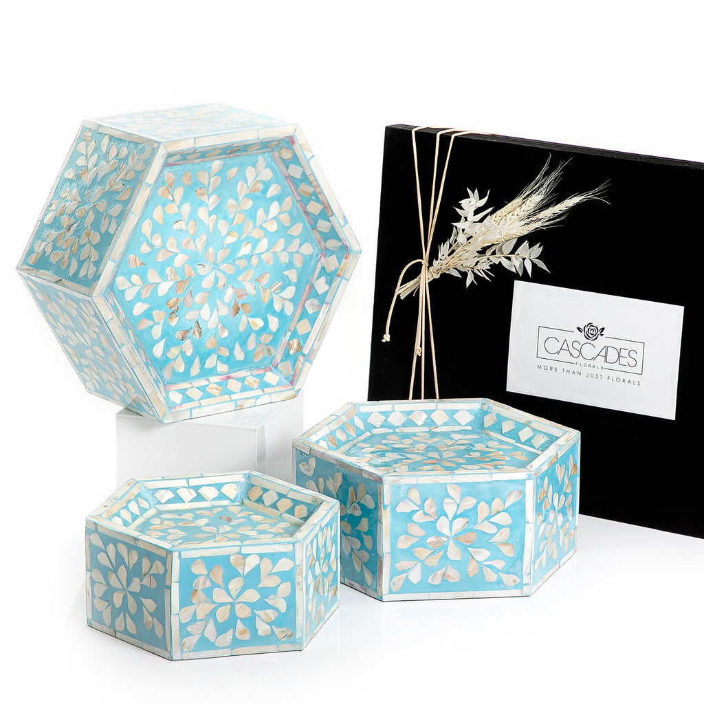 Set of 3 mother of pearl stands with gift box