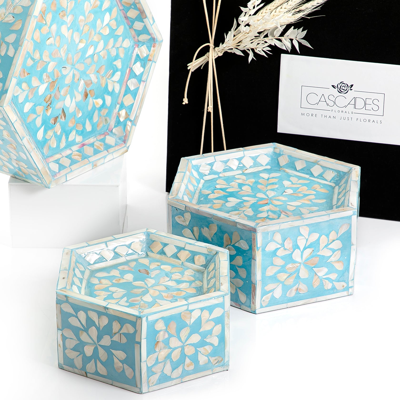 Set of 3 mother of pearl stands with gift box