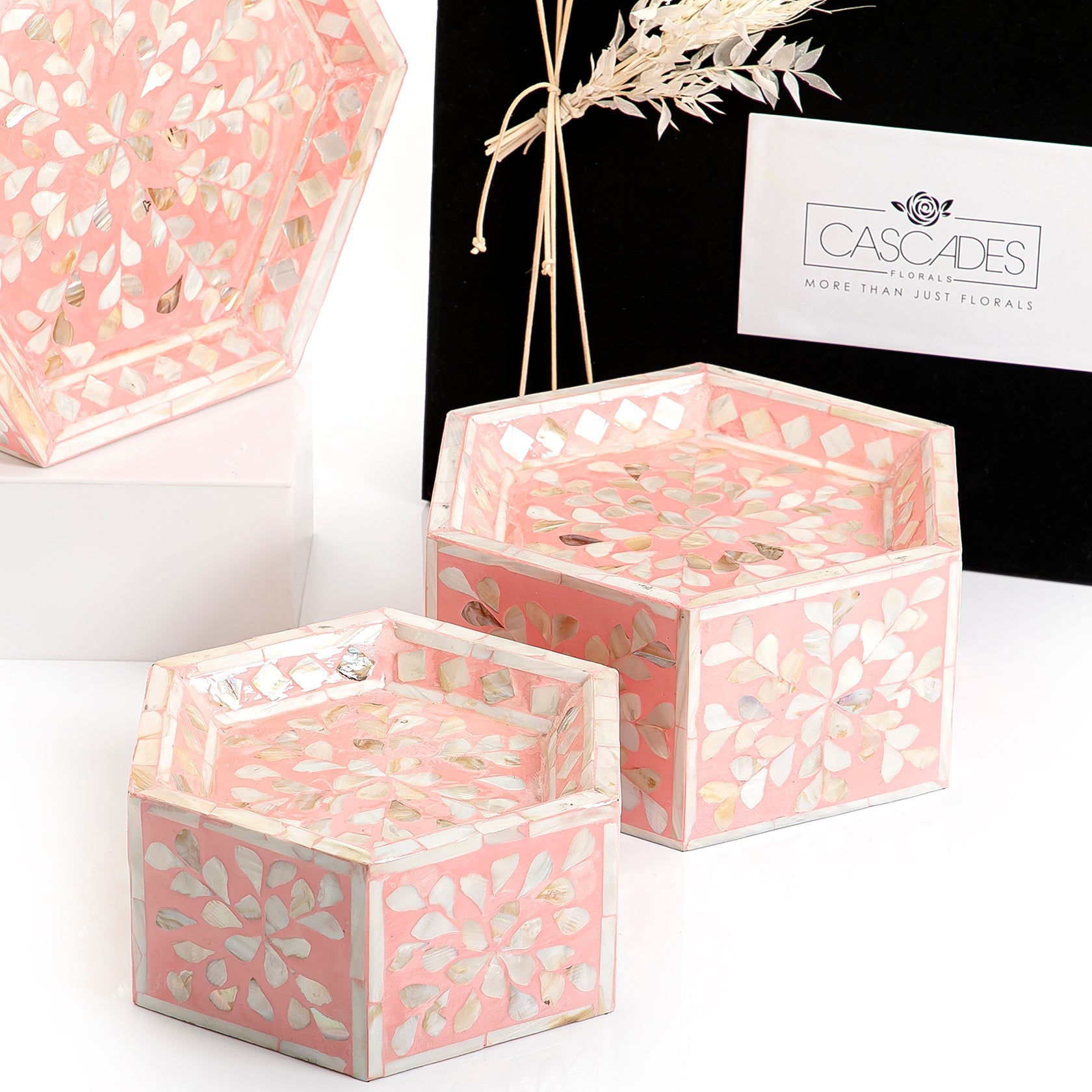 Set of 3 mother of pearl stands with gift box